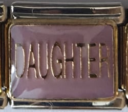 DAUGHTER sur fond rose